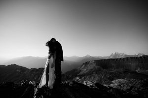 Portrait de couple dans les montagnes